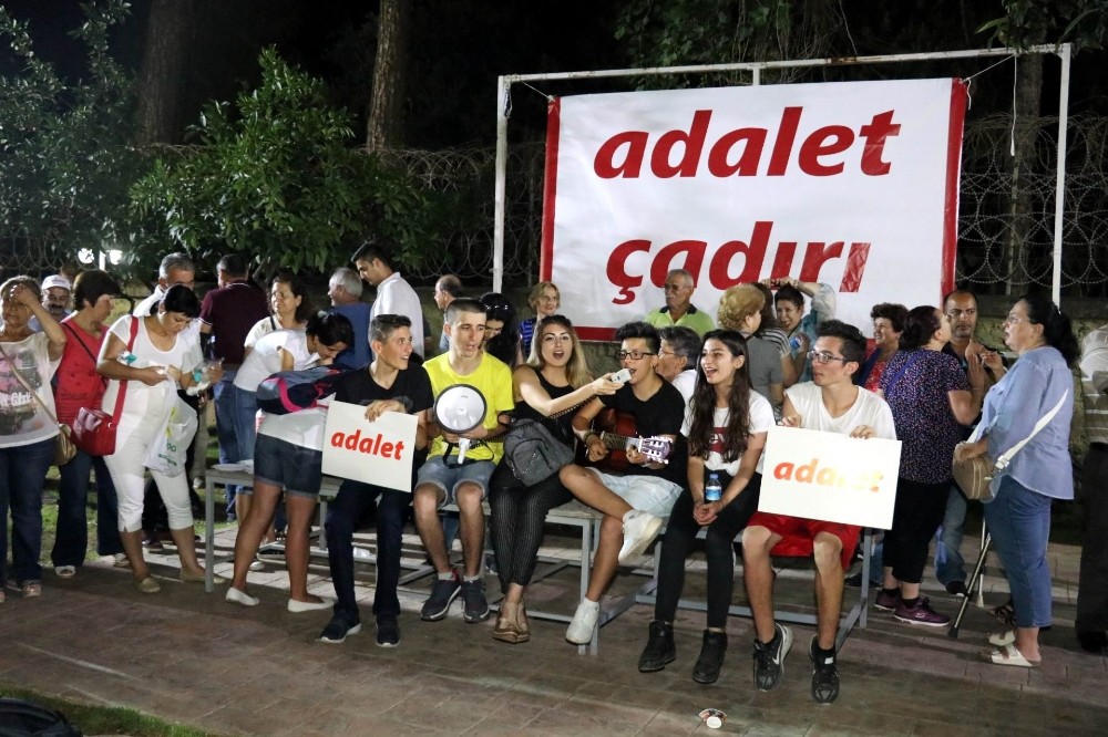 Antalya’da çadırsız ’Adalet Nöbeti’ devam ediyor