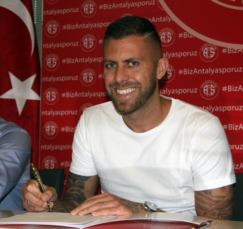 Antalyaspor’da Menez 3 yıllık sözleşme imzaladı