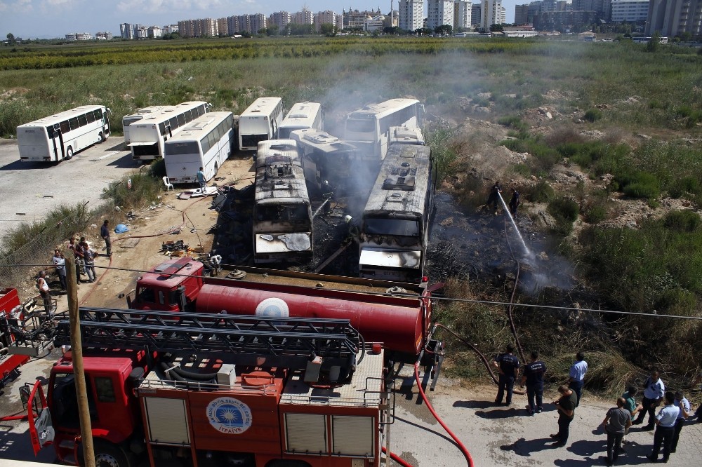 4 otobüs alev alev yandı