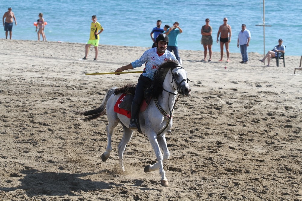 Binlerce turisti ağırlayan plaj ciritçilere kaldı