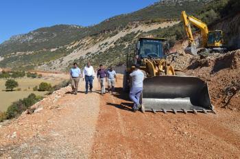 Kaş Bezirgan-Kalkan yolu asfalta hazırlanıyor