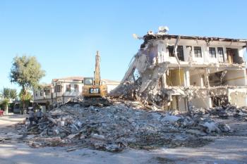 Side’de koruma amaçlı imar planına aykırı bulunan 40 yıllık motel yıkıldı