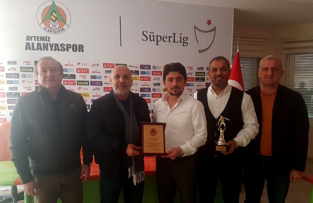 Alanyaspor, sportif direktör Taner Savut ile yollarını ayırdı