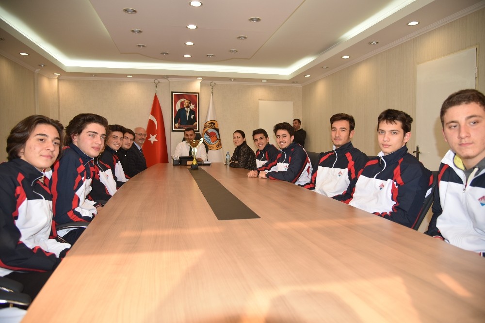 Bahçeşehir Okulu voleybol şampiyonlarından Başkan Yücel’e ziyaret