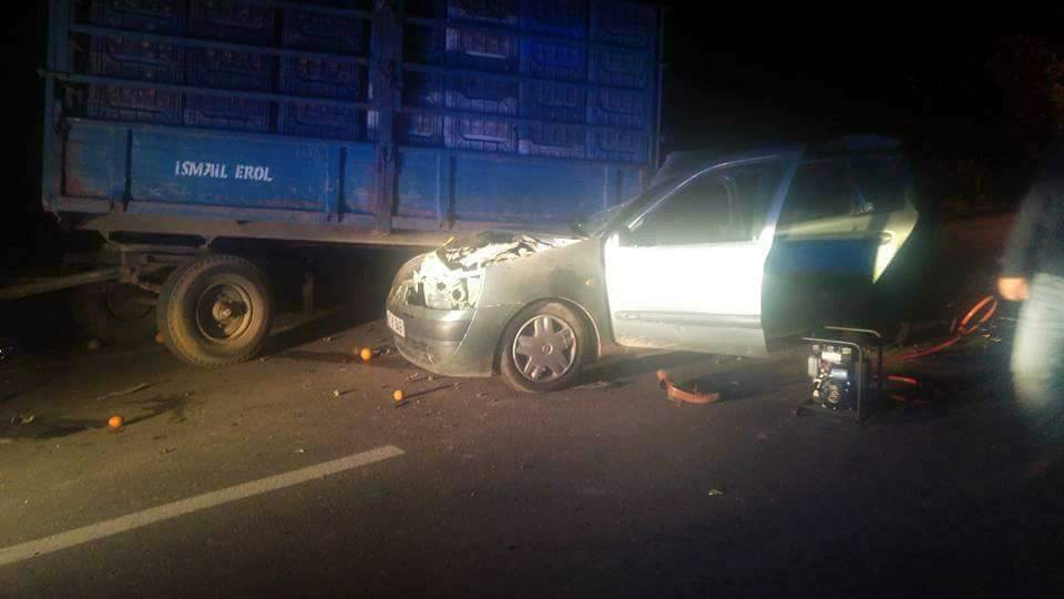 Otomobil, portakal yüklü traktör römorkuna çarptı: 1 ölü, 3 yaralı