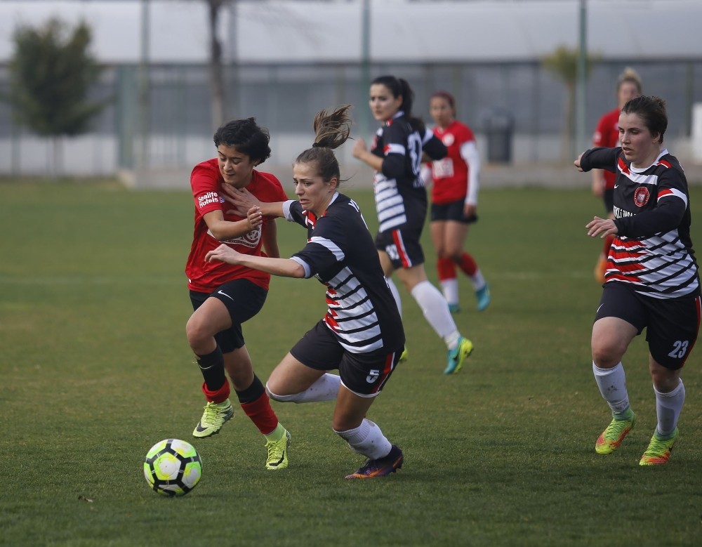 Döşemealtı Kadın Futbol Takımı haftayı 3 puanla geçti