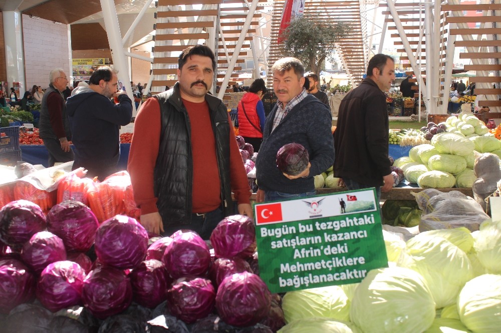 Manavgat semt pazarında tezgahlar Mehmetçik için açıldı