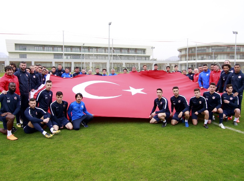 Antalyaspor’dan şehitlere bayraklı saygı