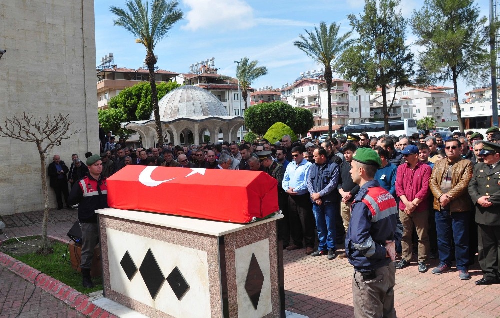 Kalp krizi sonucu hayatını kaybeden Uzman Çavuş Antalya’da toprağa verildi