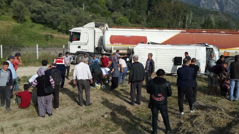 Antalya’da akaryakıt tankeri ile öğrenci servisi çarpıştı: 1’i ağır 16 yaralı (2)