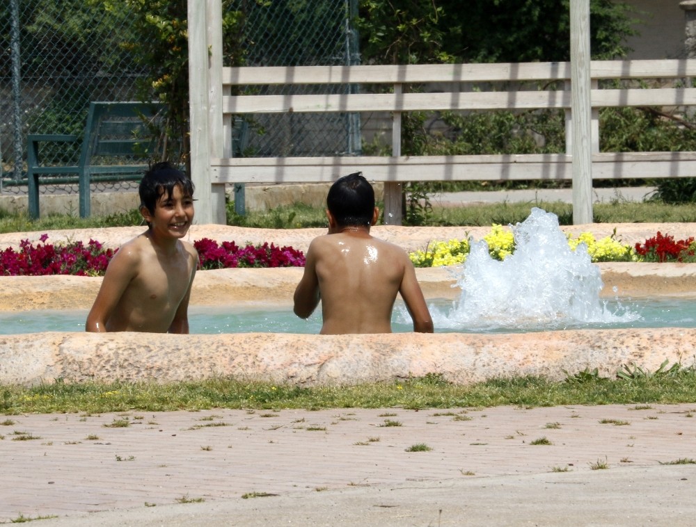 Antalya’da denize gidemeyen çocuklar süs havuzunda serinledi