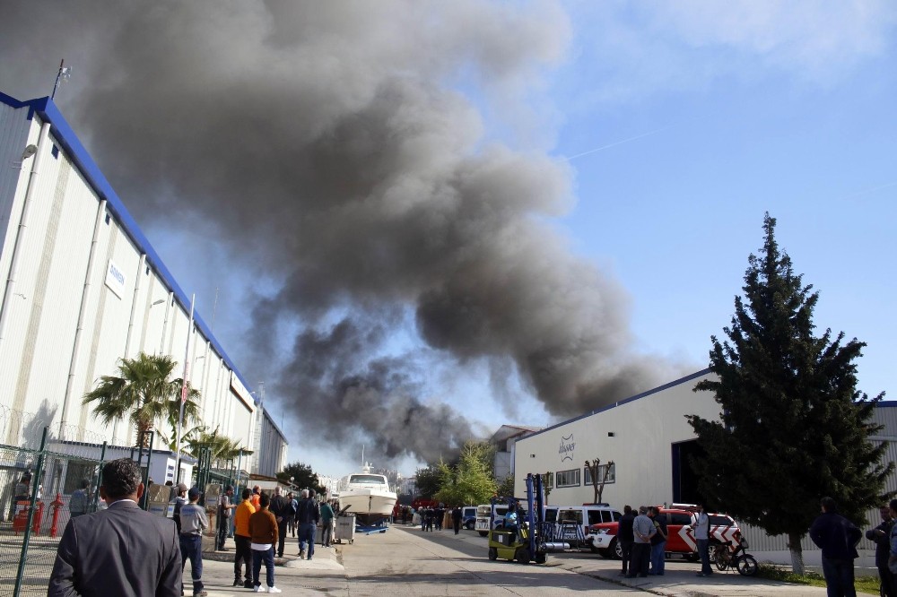 Antalya’da lüks yatların üretildiği serbest bölgede yangın: Zarar 40 milyon dolar