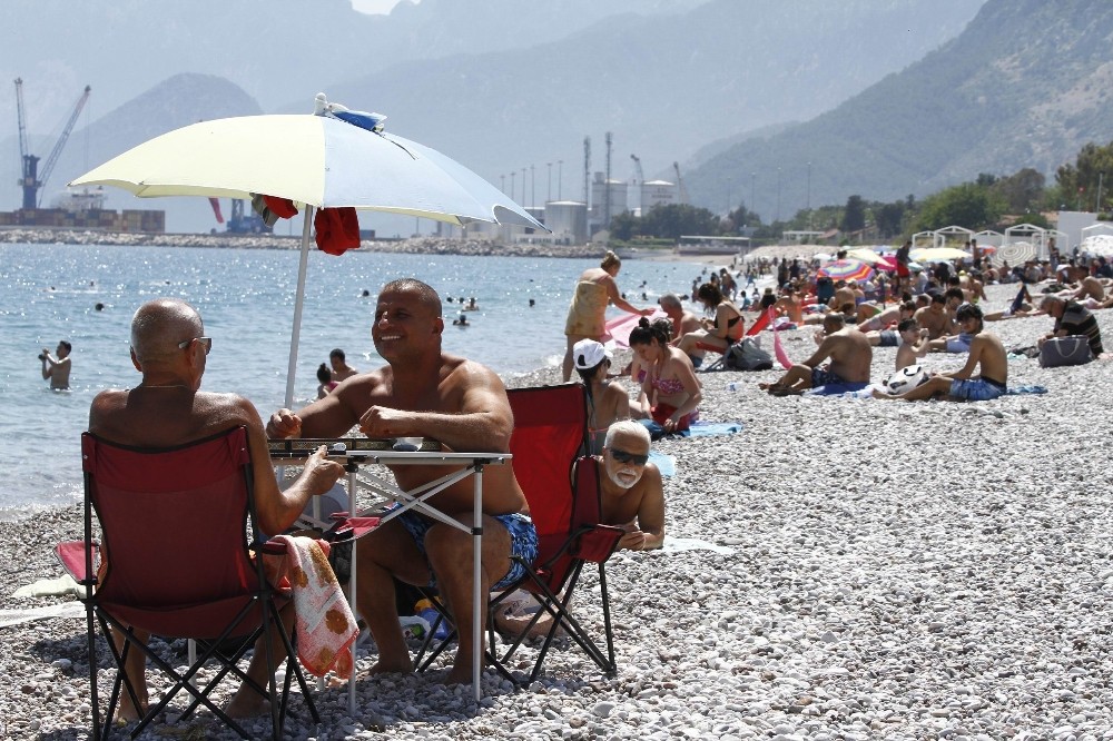 Antalya’da sahillerde 23 Nisan yoğunluğu