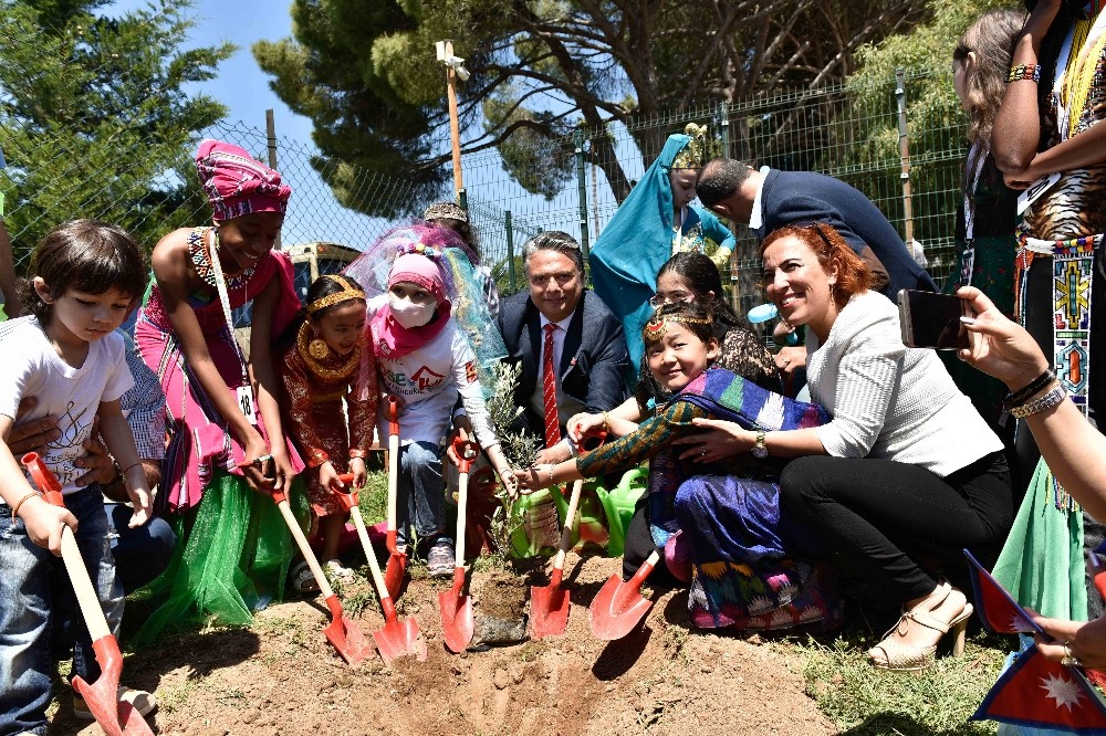 Başkan Uysal, çocuklarla barış ağacı dikti