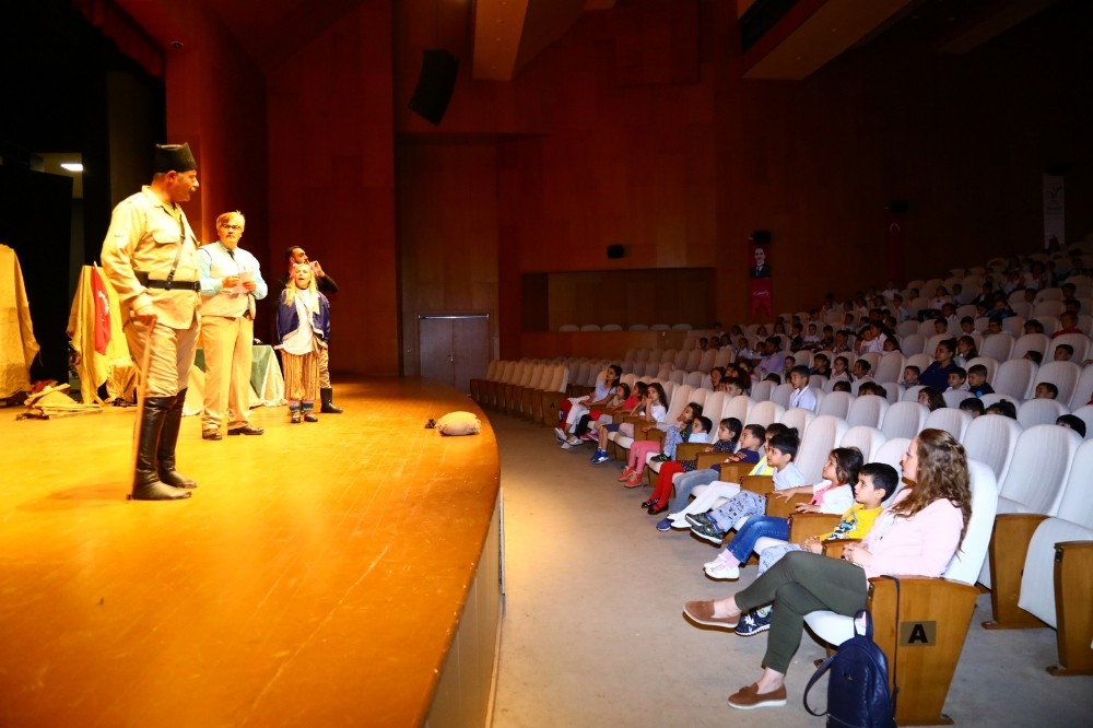 Manavgat Belediyesi’nden çocuklara tiyatro