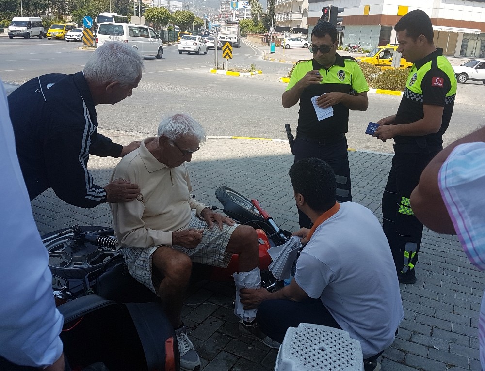 Motosikletin altında kalan yaşlı adam yaralandı