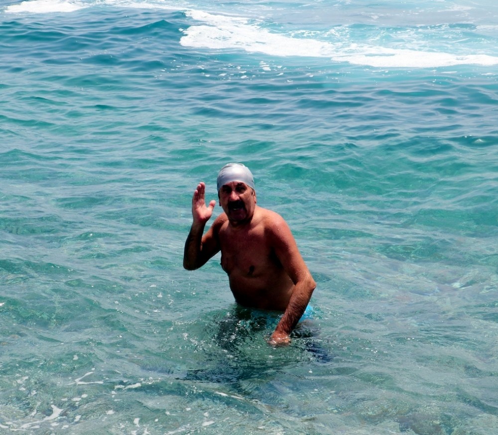 100 metre açıkta sırtüstü yüzen adam deniz polisini alarma geçti