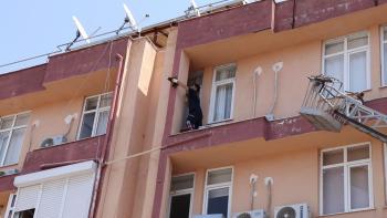 4.kattan düşmek üzere olan kedi son anda yakalandı