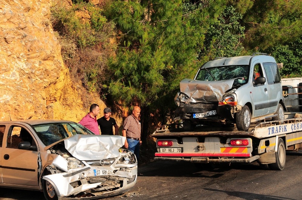 Alanya’da 2 otomobil kafa kafaya çarpıştı: 1’i ağır 5 yaralı