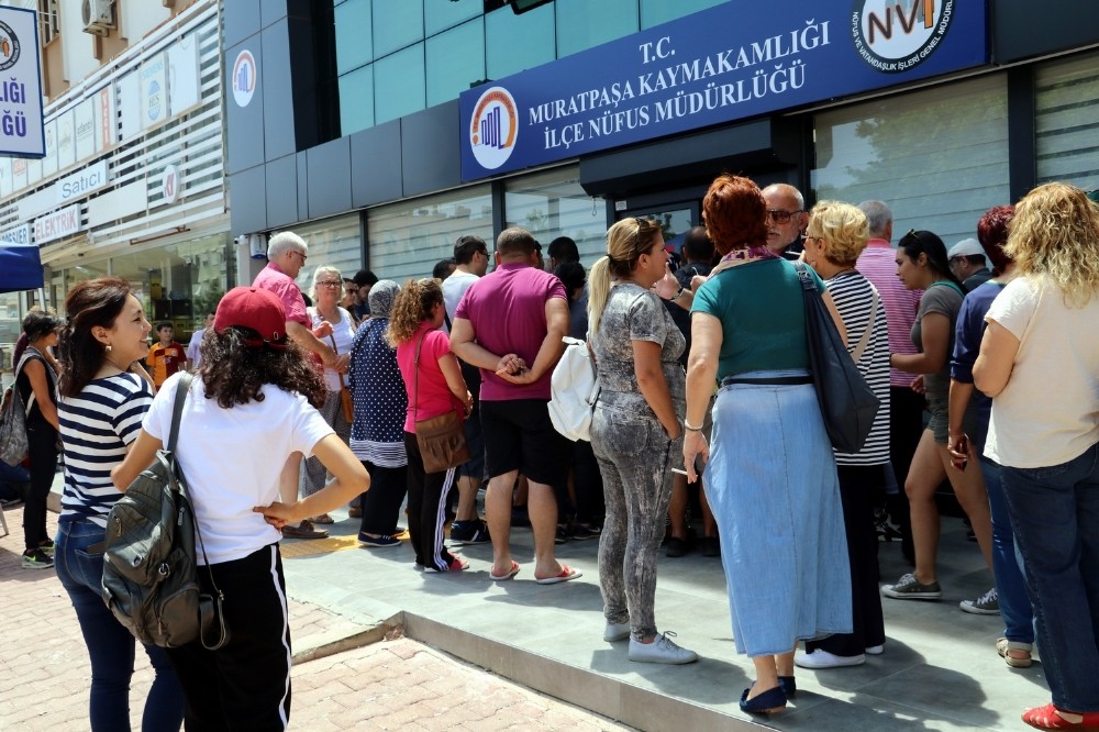 Antalya’da nüfus müdürlükleri önünde seçim kuyruğu