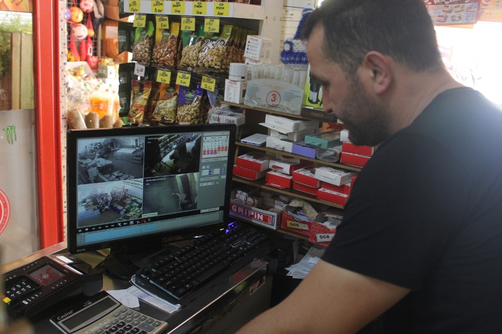 Antalya’da sigara hırsızlığına gizli kamerayla suçüstü