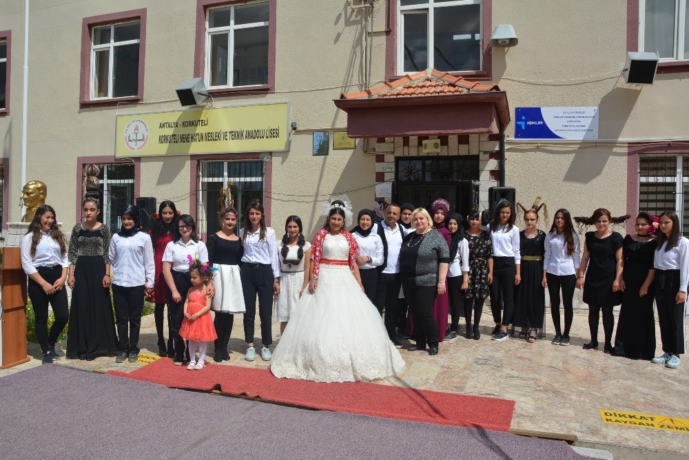 Yılsonu Defilesi Göz Kamaştırdı