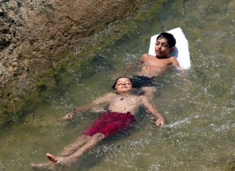 Antalya’da denize gidemeyen çocukların su kanalında tehlikeli rafting keyfi