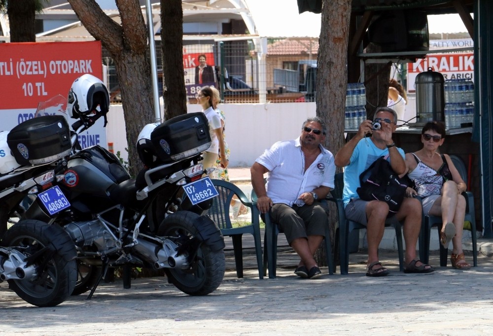 Antalya’da kanlı ’ekmek’ eylemi turistlere seyirlik oldu