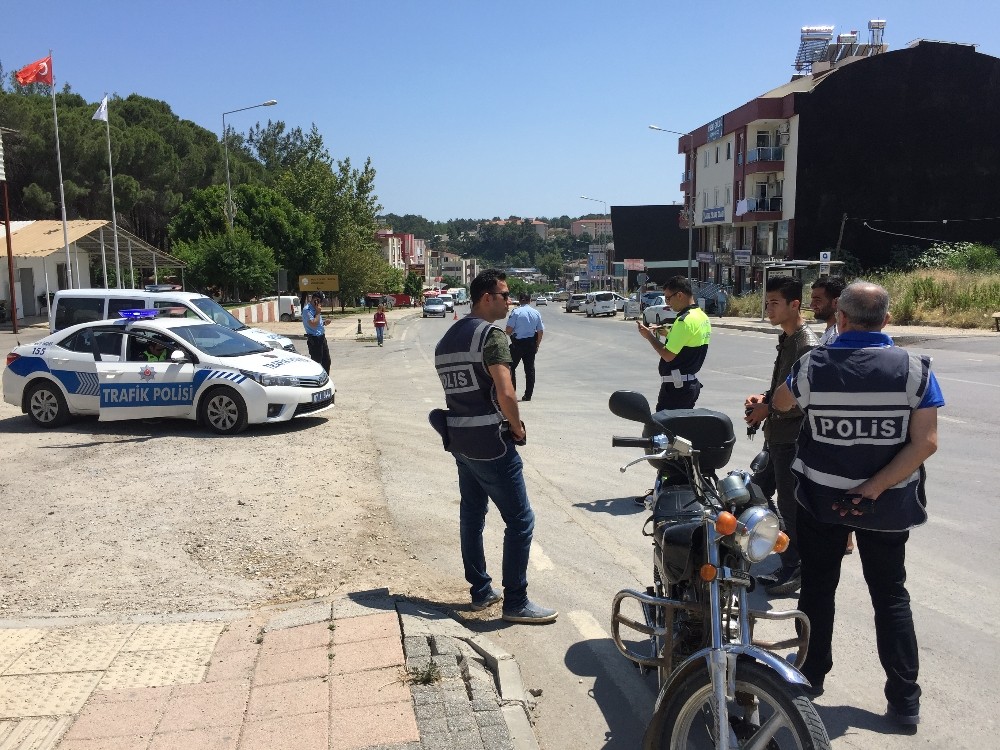 Antalya’da sürücüler seçici göz uygulaması ile denetlendi