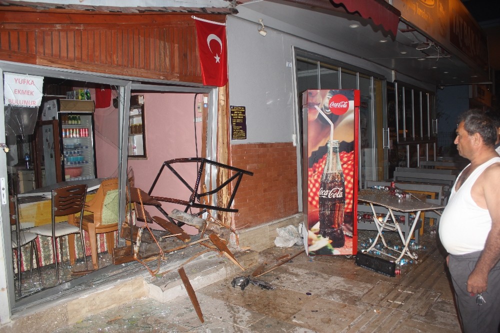 Antalya’da taksiyle çarpışan otomobil işyerine girdi