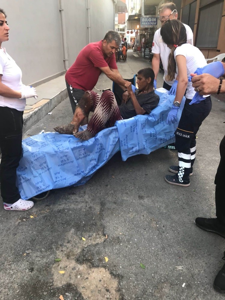 Antalya’da yaralı dilenciye zabıtadan yardım eli