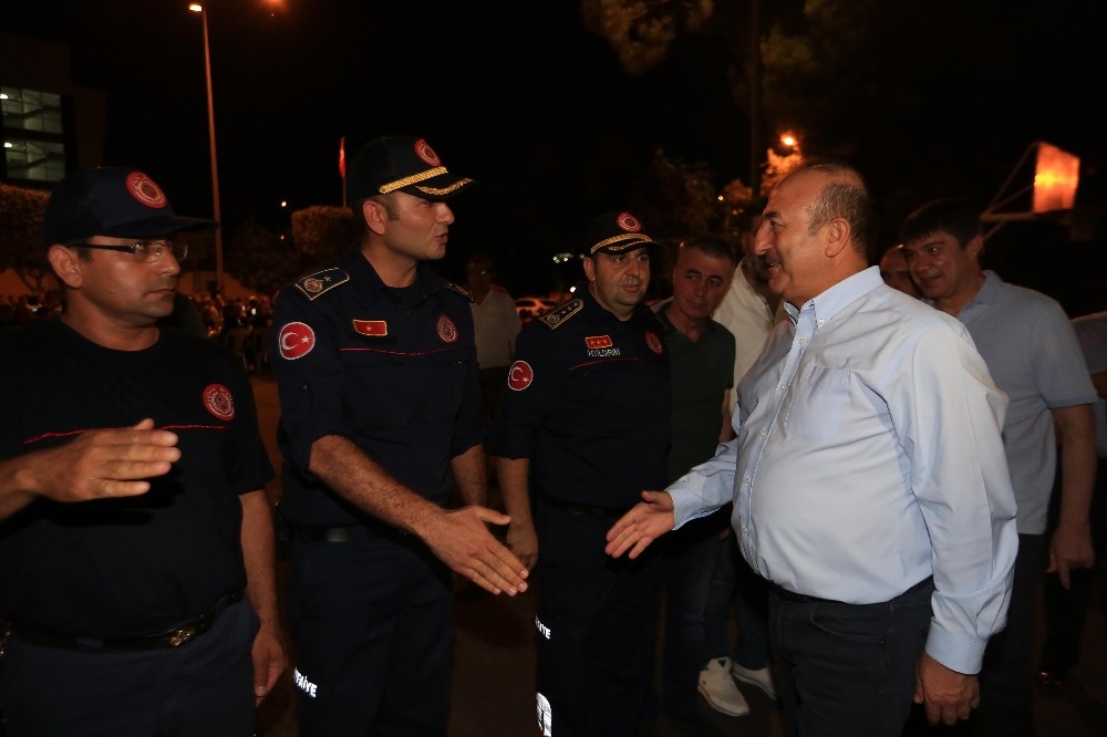 Bakan Çavuşoğlu ve Başkan Türel itfaiye erleri ile birlikte sahur yaptı