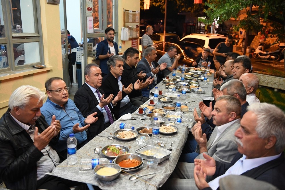Başkan Böcek, Geyikbayırı’nda iftar yemeğine katıldı