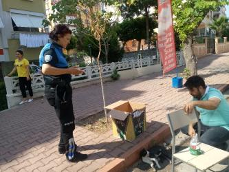 Kadın polis memuru yaralı kediye duyarsız kalamadı