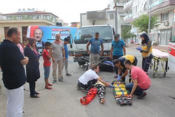 Manavgat’ta motosiklet kamyonetin altında kaldı: 2 yaralı