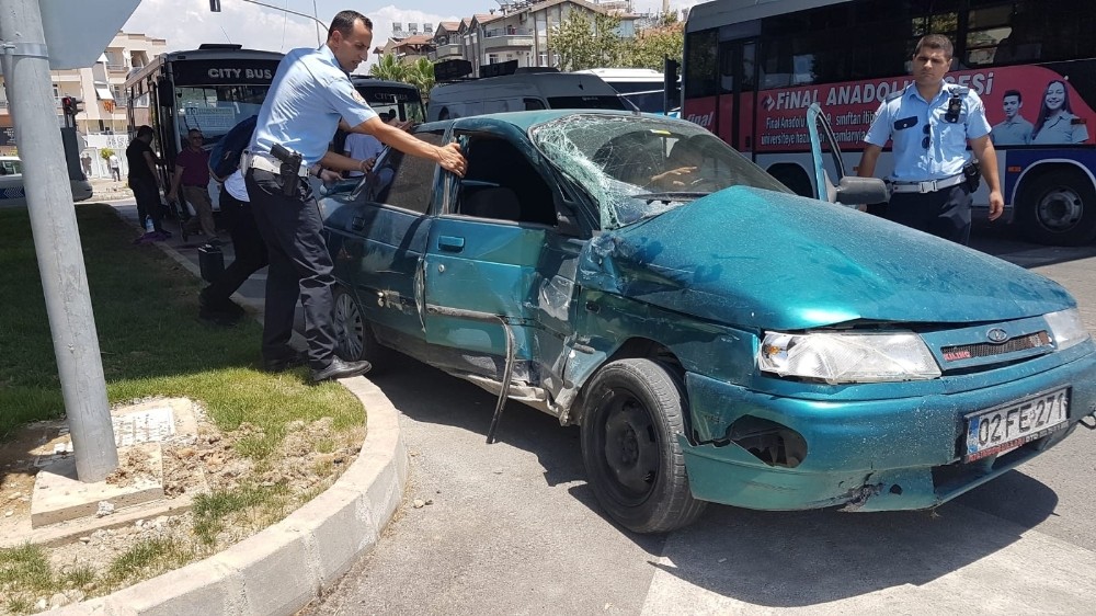 Manavgat’ta trafik kazası: 1’i Kırgız turist 3 yaralı