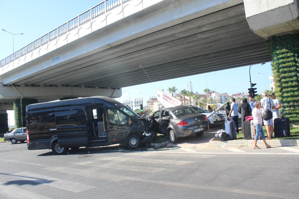 Manavgat’ta turist transfer aracı kazası: 1’i Alman uyruklu 4 yaralı