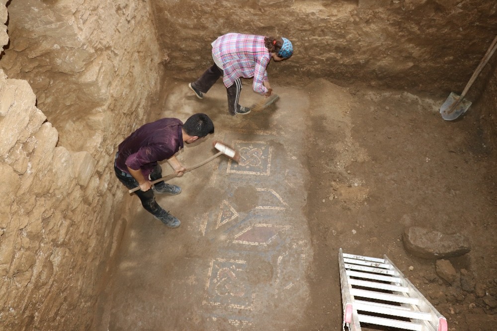 2 bin yıllık Antiochia ad Cragum kenti kazılarında yeni mozaik alanlar bulundu