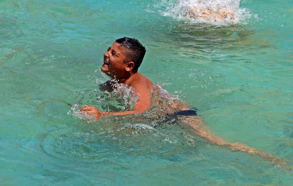 Antalya’da çocukların süs havuzu keyfi