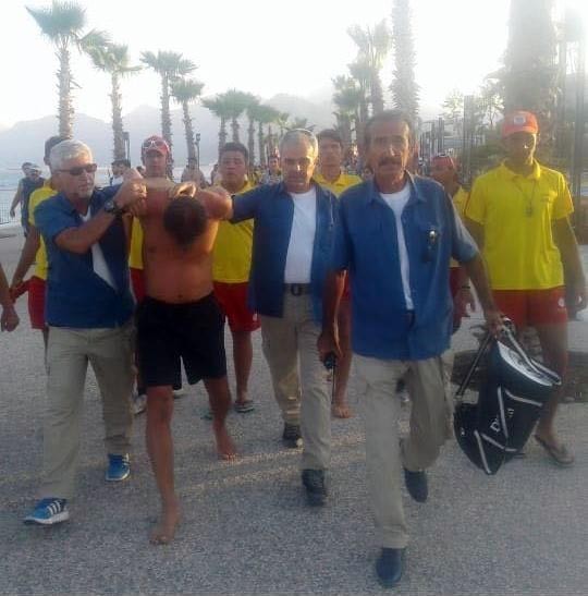 Denize giren tatilcinin çantasını çalan şüpheliye suçüstü