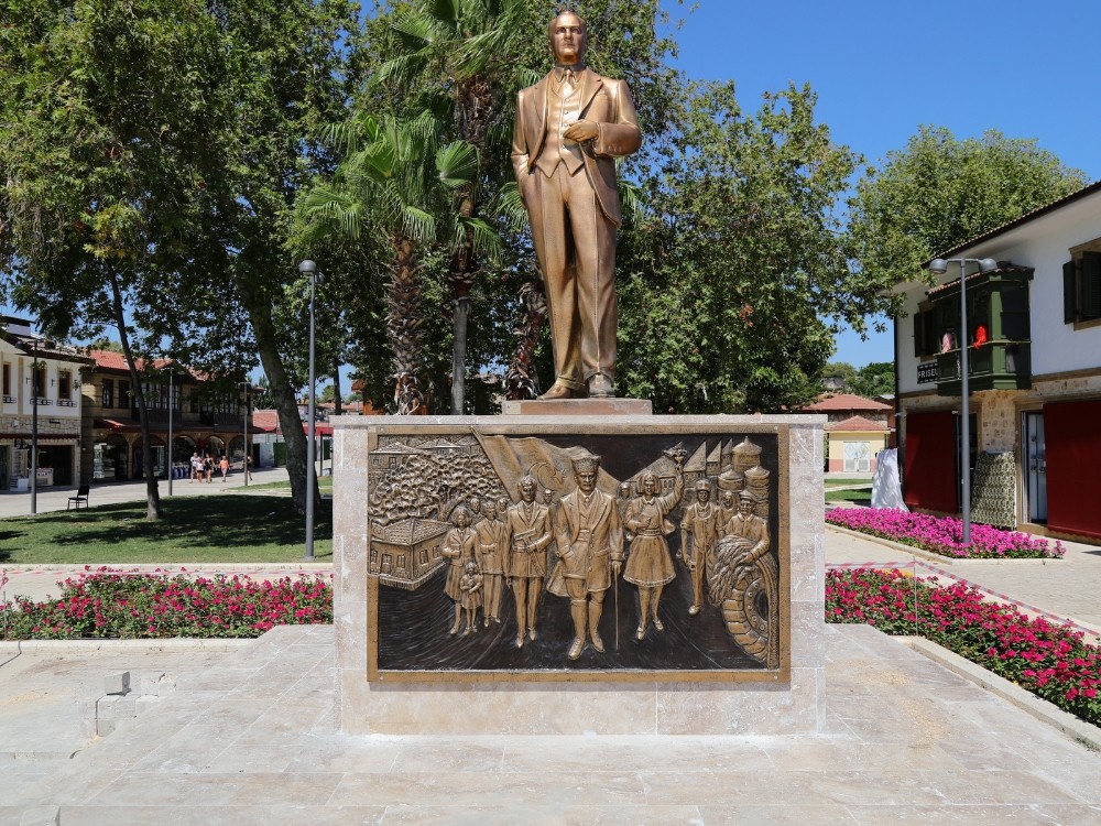 Manavgat Belediyesi’nden Side’ye rölyefli Atatürk anıtı