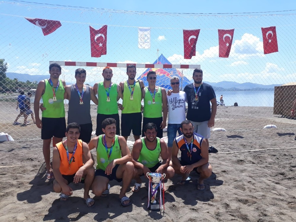 Plaj Hentbolu Şampiyonu Akdeniz Üniversitesi