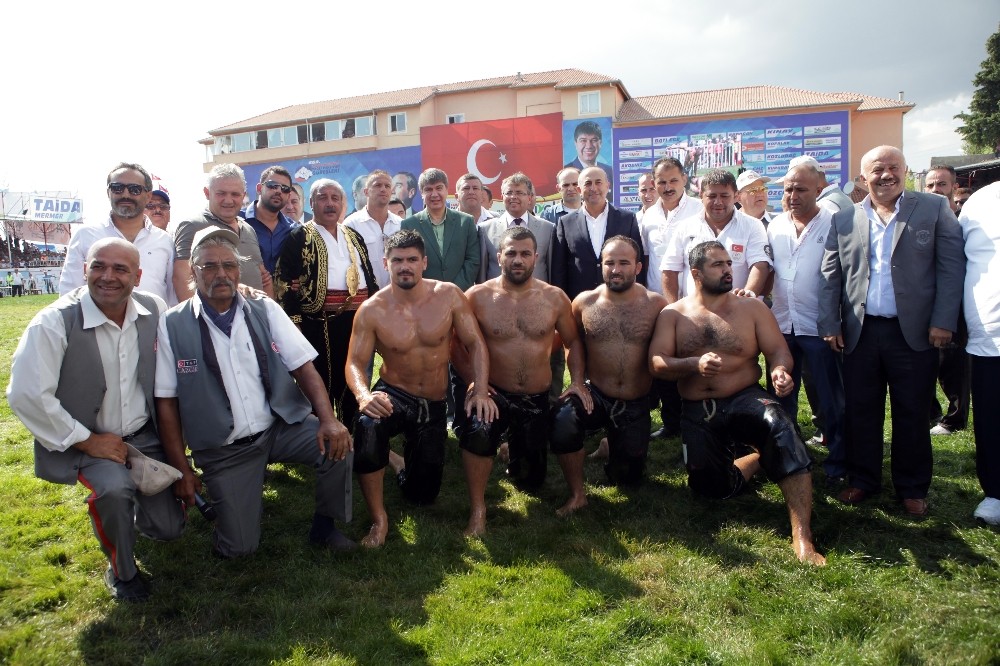 Türel, Antalyalı pehlivanları kutladı
