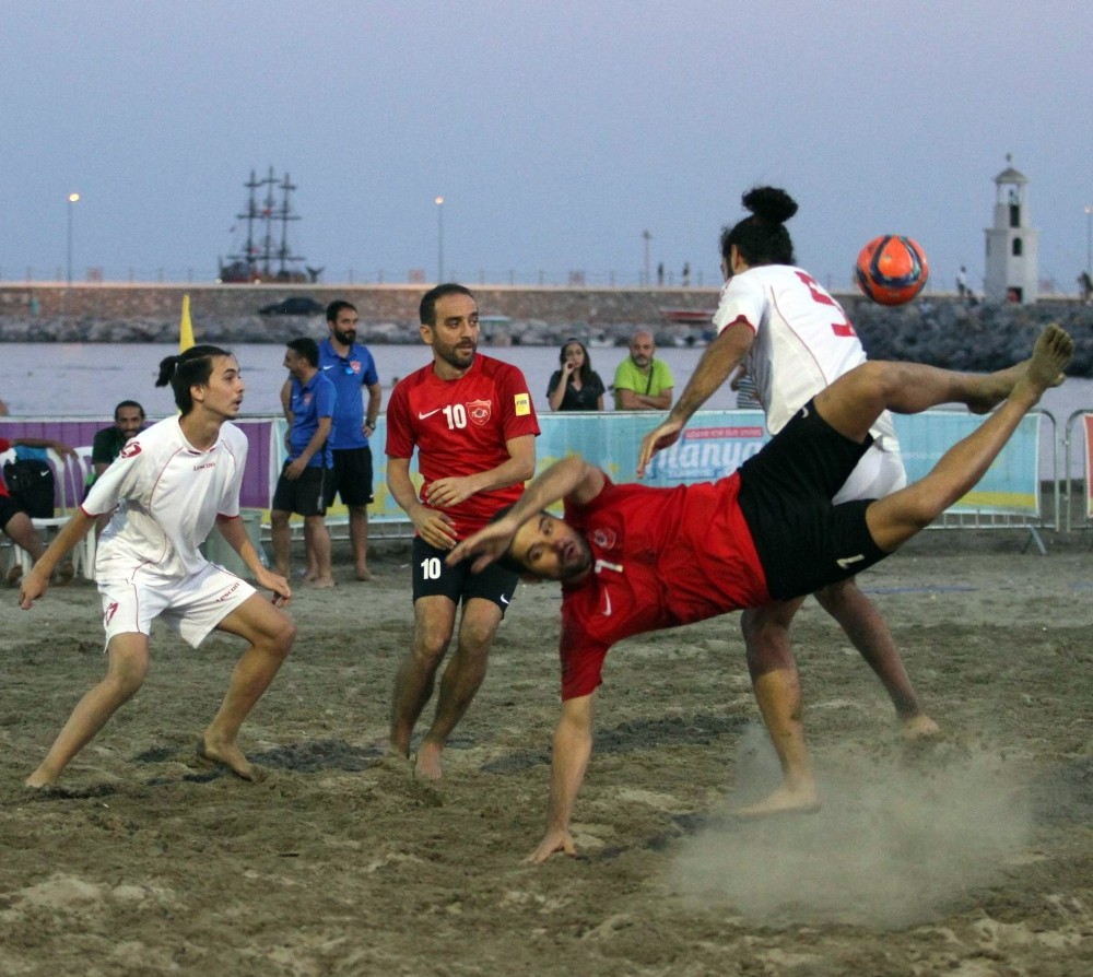 Alanya’da plaj futbolu heyecanı