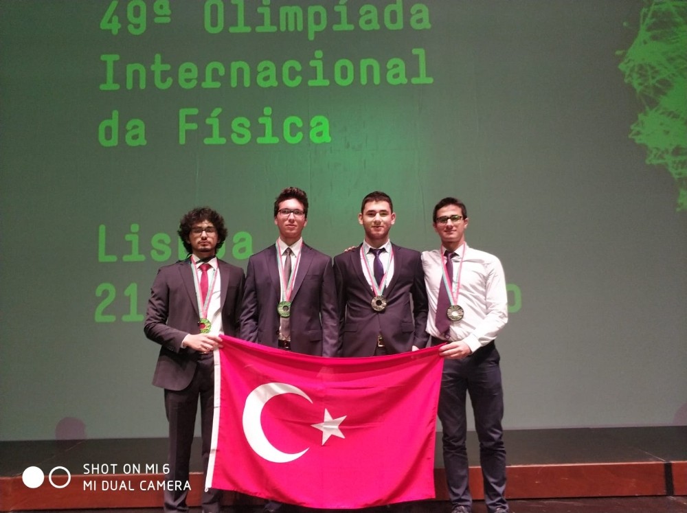 Bahçeşehir Koleji Fen ve Teknoloji Lisesi öğrencileri Portekiz’den madalyalarla döndü