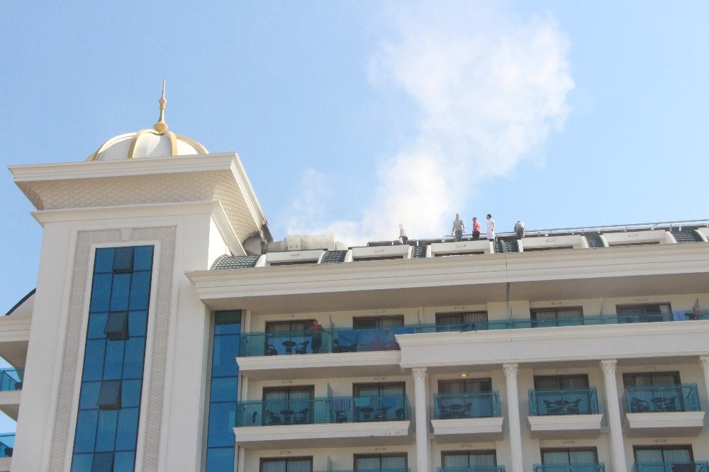 Otelin çatısındaki duman turistlere panik yaşattı