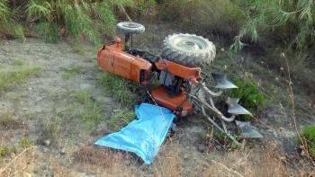 Tarla sürerken traktör devrildi, yaşlı adam hayatını kaybetti