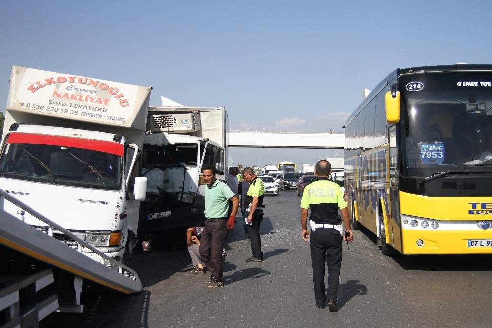 Antalya’da kamyonetler çarpıştı: 1 yaralı