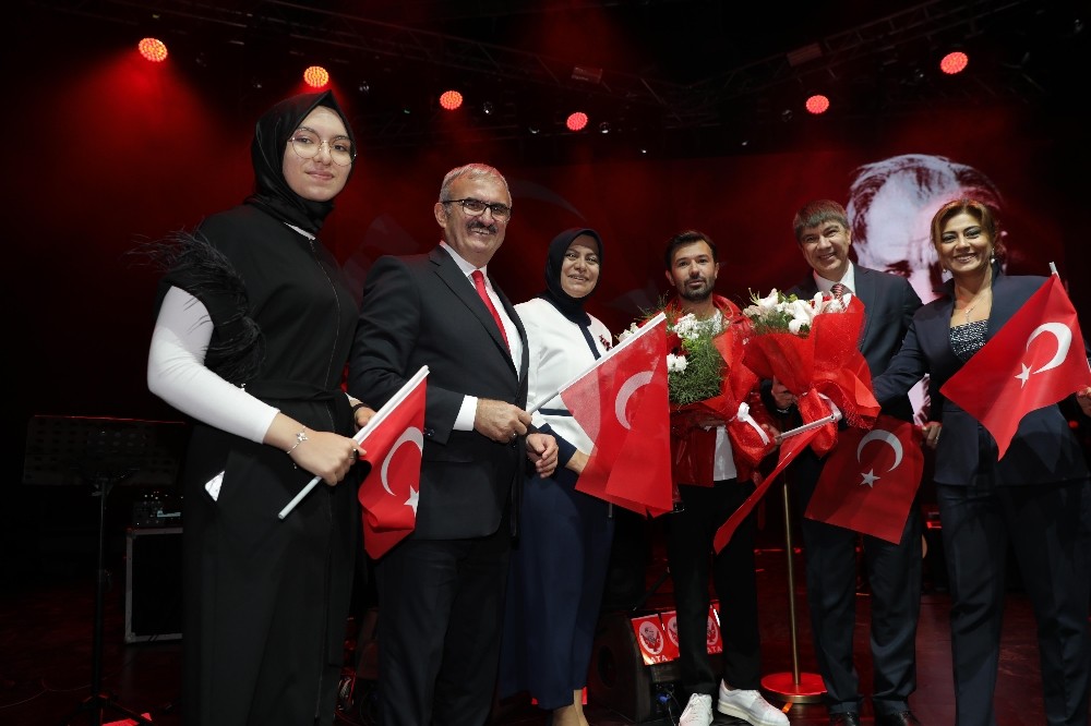 Antalyalılar Cumhuriyet Bayramı’nı Yalın’la kutladı