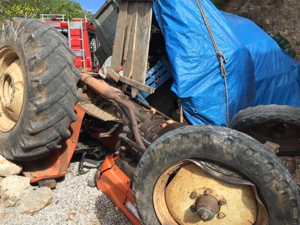 Devrilen traktörün altında kalan sürücü yaralandı